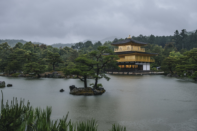 Pabellón Dorado, Kyoto, Japón, bajo la lluvia